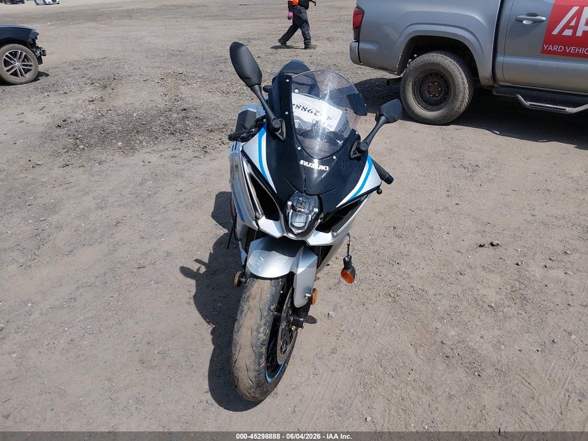 2025 Suzuki Gsx VIN JS1DM11BXS7100364 IAAI salvage auction — RIGHT SIDE, Wait Title, sold $0 on 2026-09-16 (photo 5)
