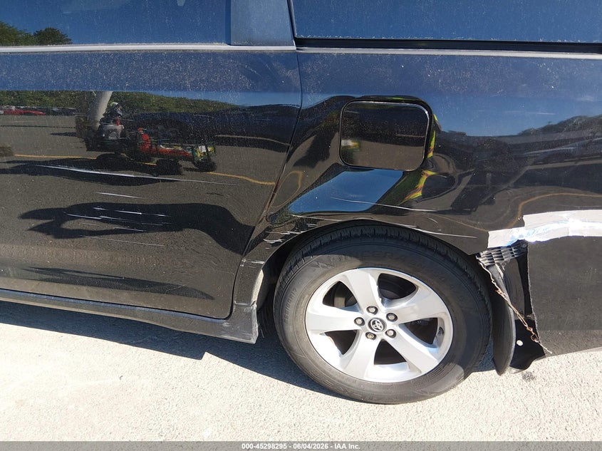 2018 Toyota Sienna VIN 5TDKZ3DC9JS957469 IAAI salvage auction — LEFT & RIGHT, Salvage Title, sold $5,100 on 2026-07-24 (photo 6)