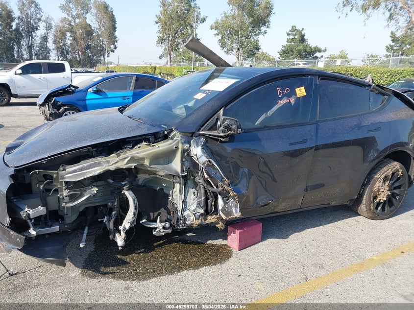 2024 Tesla Model y VIN 7SAYGDEE1RA233359 IAAI salvage auction — ROLLOVER, Salvage Title, sold $1,750 on 2026-07-21 (photo 6)
