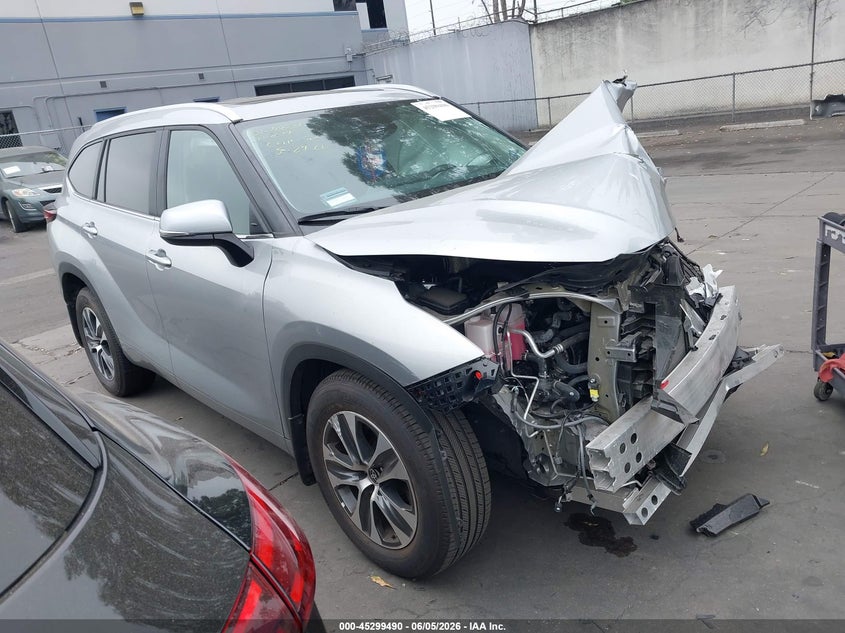 2024 Toyota Highlander VIN 5TDKDRAH5RS053129 IAAI salvage auction — FRONT END, Salvage Title, sold $6,300 on 2026-07-08 (photo 1)