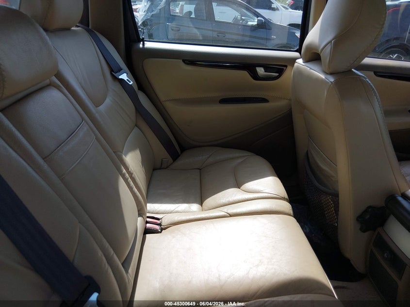2001 Volvo V70 VIN YV1SZ58D111044386 IAAI salvage auction — NORMAL WEAR, Clear (Maryland), sold $225 on 2026-07-30 (photo 8)