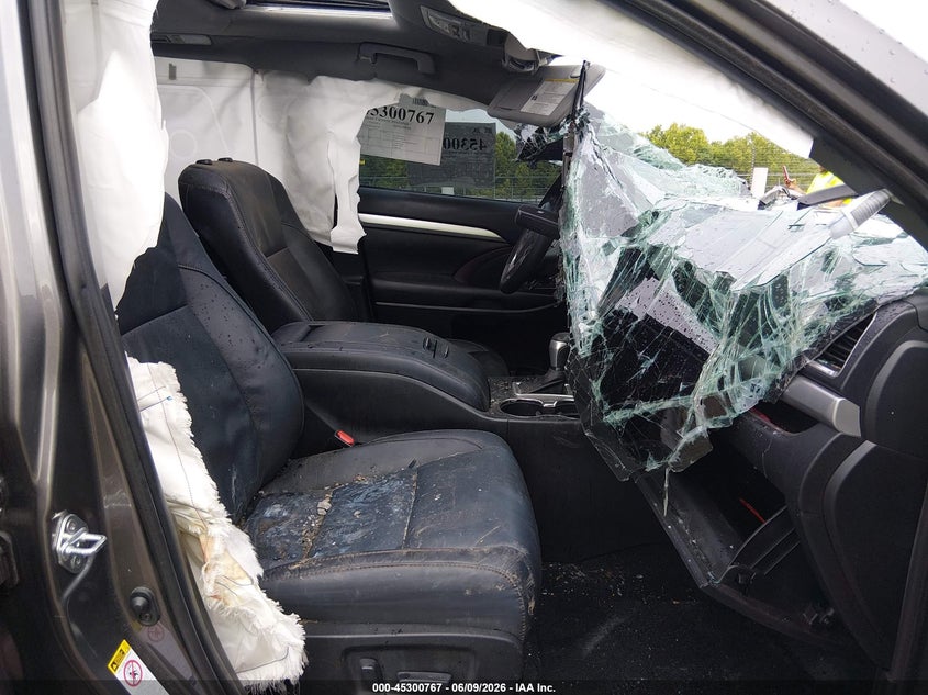 2019 Toyota Highlander VIN 5TDJZRFH3KS591999 IAAI salvage auction — ROLLOVER, Salvage Title, sold $1,700 on 2026-07-08 (photo 5)