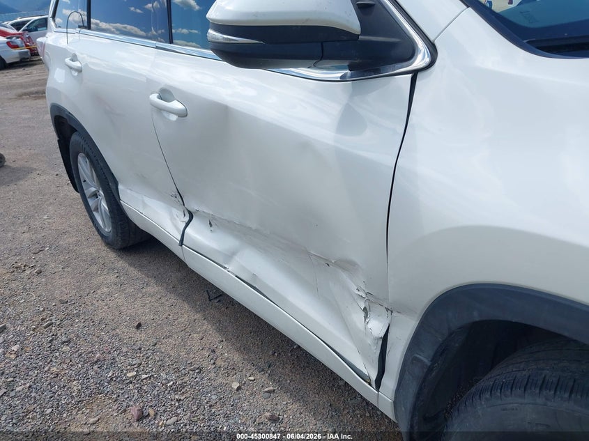 2014 Toyota Highlander VIN 5TDBKRFH6ES008743 IAAI salvage auction — RIGHT SIDE, Salvage Title, sold $4,550 on 2026-07-15 (photo 6)