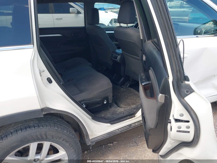 2014 Toyota Highlander VIN 5TDBKRFH6ES008743 IAAI salvage auction — RIGHT SIDE, Salvage Title, sold $4,550 on 2026-07-15 (photo 8)