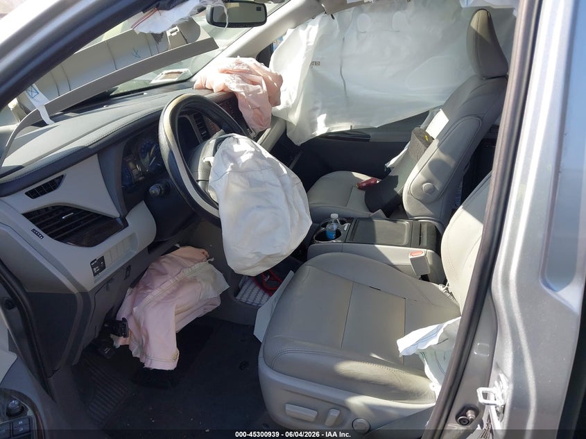 2020 Toyota Sienna VIN 5TDYZ3DC6LS065662 IAAI salvage auction — FRONT & REAR, Salvage Title, sold $2,350 on 2026-07-31 (photo 5)