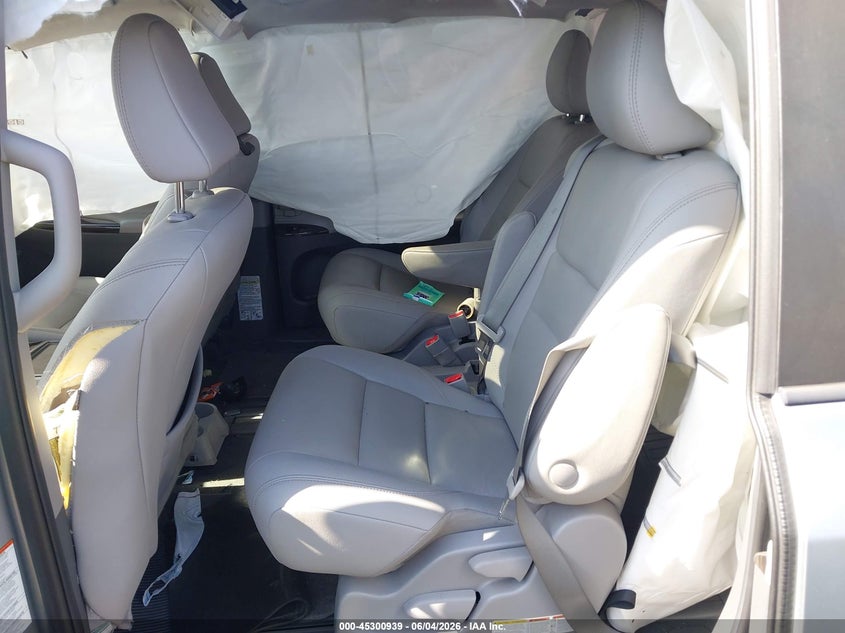 2020 Toyota Sienna VIN 5TDYZ3DC6LS065662 IAAI salvage auction — FRONT & REAR, Salvage Title, sold $2,350 on 2026-07-31 (photo 8)