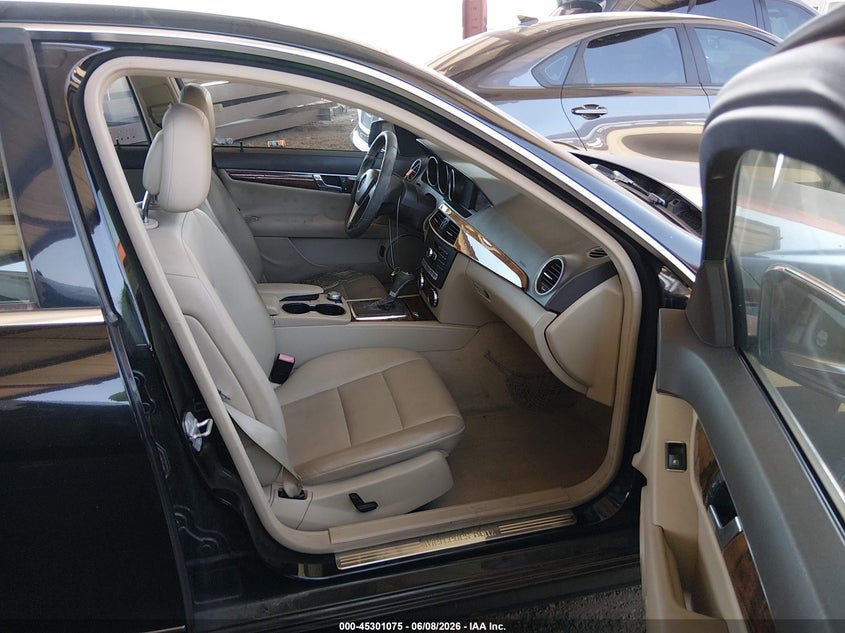 2013 Mercedes-benz C-klasse VIN WDDGF8AB4DR279830 IAAI salvage auction — RIGHT REAR, Salvage Title, sold $2,400 on 2026-07-07 (photo 5)