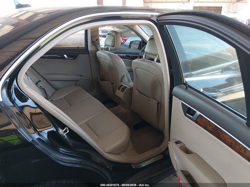 2013 Mercedes-benz C-klasse VIN WDDGF8AB4DR279830 IAAI salvage auction — RIGHT REAR, Salvage Title, sold $2,400 on 2026-07-07 (photo 8)