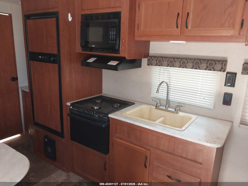 2015 Jayco Jayfl184bh VIN 1UJBJ0BNXF17V0216 IAAI salvage auction — HAIL, Original (Texas), sold $2,700 on 2026-07-30 (photo 5)