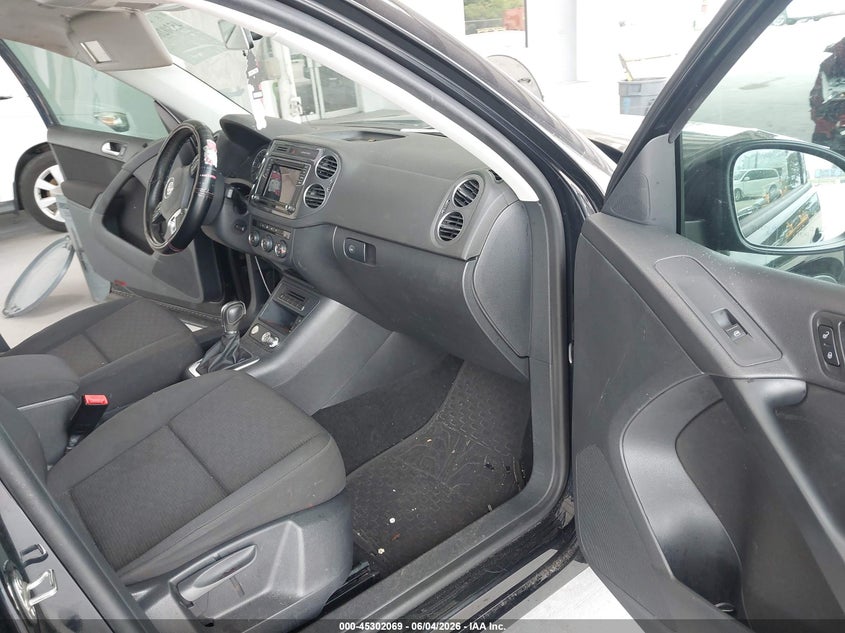 2017 Volkswagen Tiguan VIN WVGAV7AX1HK043252 IAAI salvage auction — FRONT END, Salvage Title, sold $1,500 on 2026-07-08 (photo 5)
