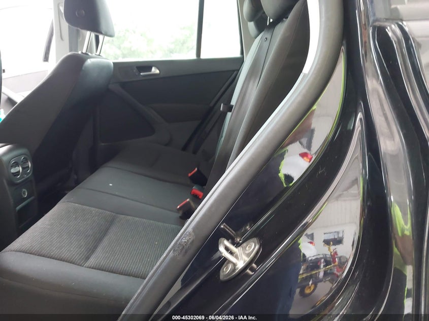 2017 Volkswagen Tiguan VIN WVGAV7AX1HK043252 IAAI salvage auction — FRONT END, Salvage Title, sold $1,500 on 2026-07-08 (photo 8)