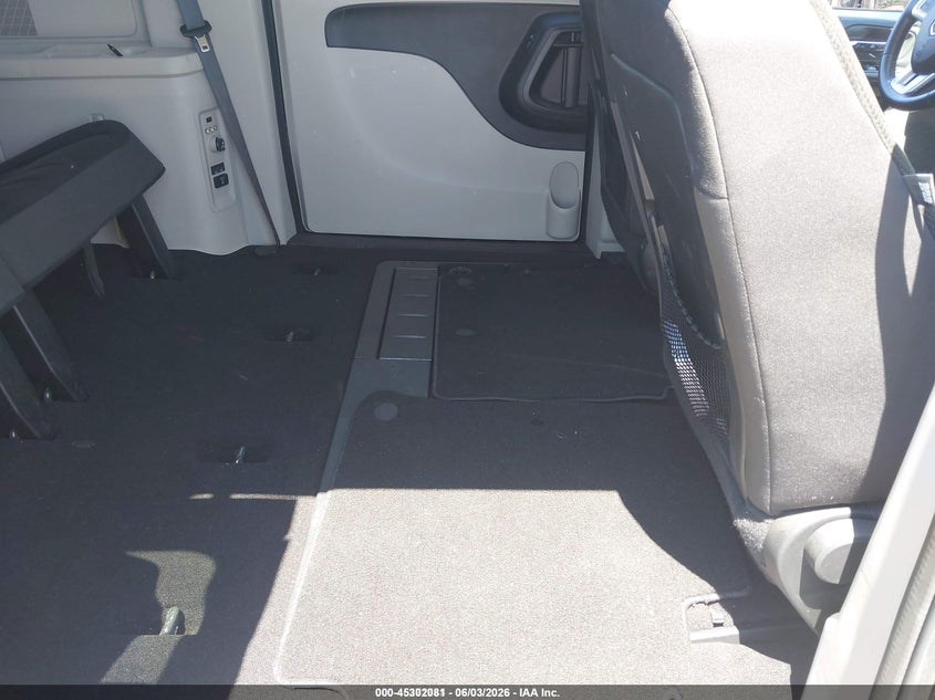 2017 Dodge Grand caravan VIN 2C4RDGBG6HR824679 IAAI salvage auction — NORMAL WEAR, Sf97 (Maryland), sold $25 on 2026-07-21 (photo 8)