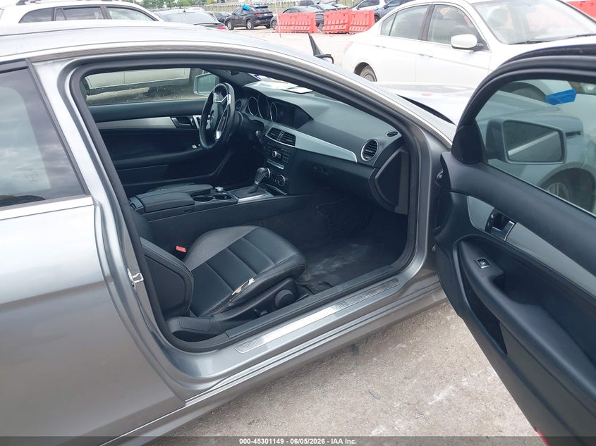 2013 Mercedes-benz C-klasse VIN WDDGJ4HB7DG048879 IAAI salvage auction — FRONT & REAR, Salvage Title, sold $1,350 on 2026-08-18 (photo 5)