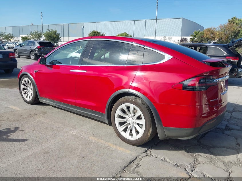2017 Tesla Model x VIN 5YJXCDE25HF077788 IAAI salvage auction — RIGHT FRONT, Salvage Title, sold $9,100 on 2026-07-06 (photo 3)