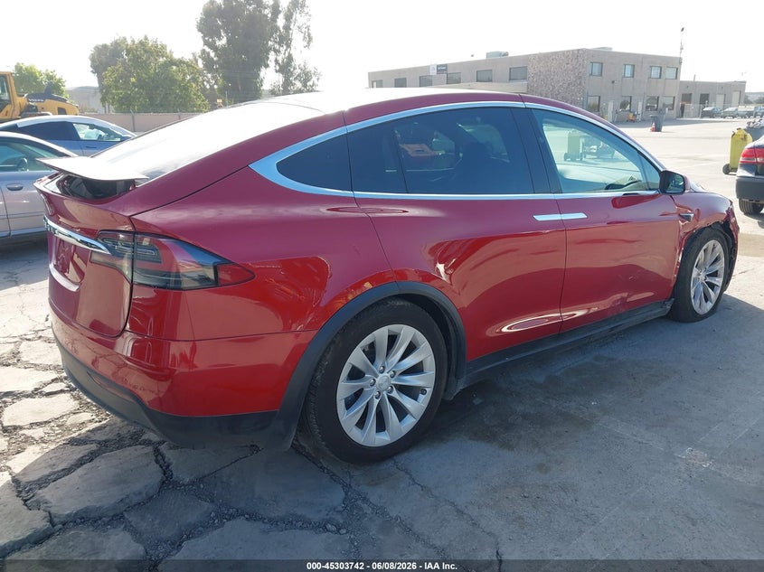 2017 Tesla Model x VIN 5YJXCDE25HF077788 IAAI salvage auction — RIGHT FRONT, Salvage Title, sold $9,100 on 2026-07-06 (photo 4)