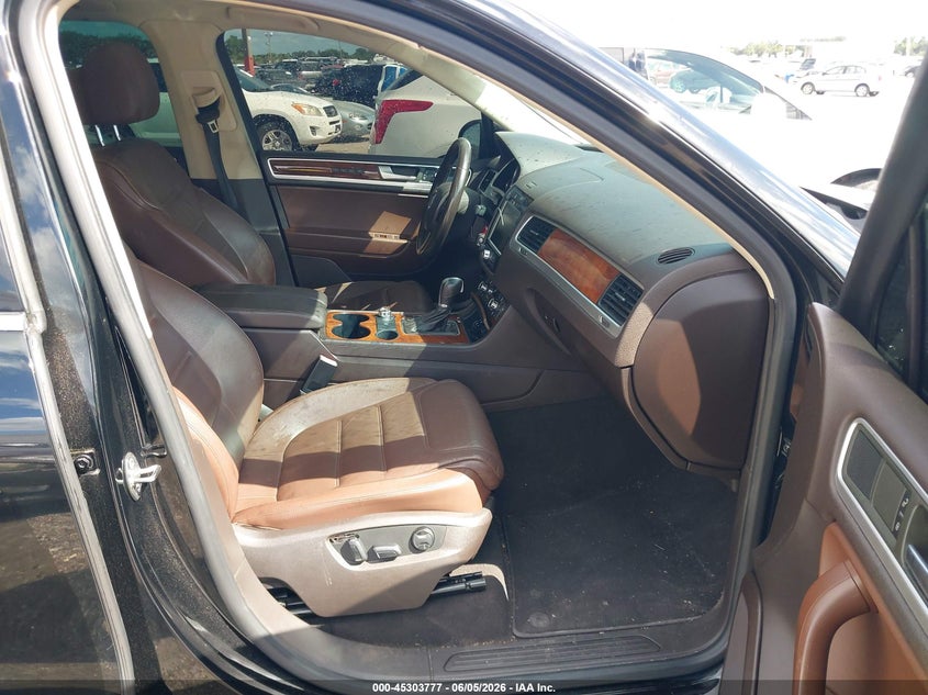 2014 Volkswagen Touareg VIN WVGEF9BP0ED008548 IAAI salvage auction — LEFT FRONT, Clear (Florida), sold $750 on 2026-07-14 (photo 5)