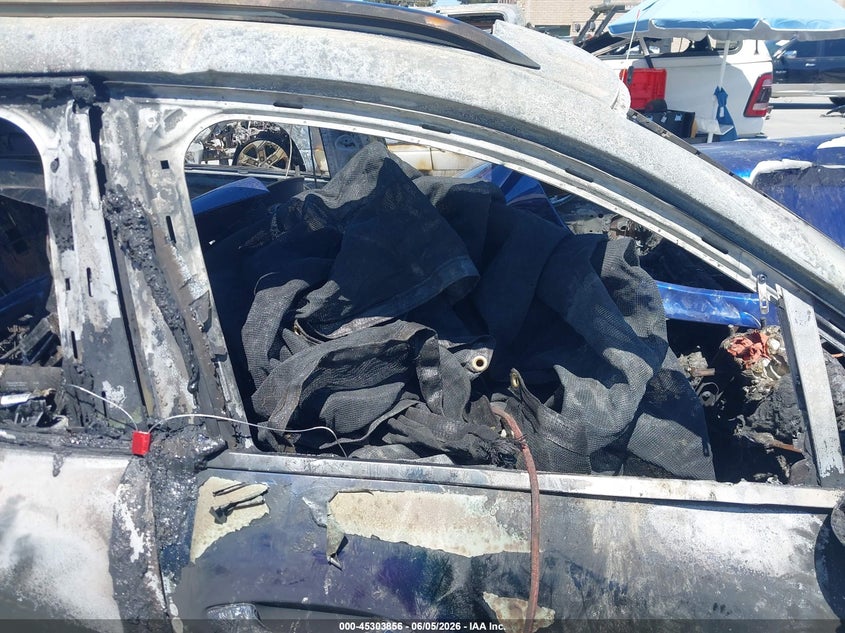 2025 Porsche Macan VIN WP1AF2A51SLB51745 IAAI salvage auction — TOTAL BURN, Salvage Title, sold $325 on 2026-07-20 (photo 5)