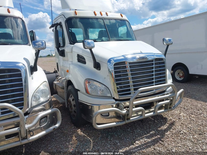 2015 Freightliner Cascadia 113 VIN 1FUJGBDV0FLBW4420 IAAI salvage auction — REAR END, Clear (Indiana), sold $25 on 2026-07-07 (photo 1)