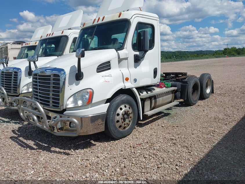 2015 Freightliner Cascadia 113 VIN 1FUJGBDV0FLBW4420 IAAI salvage auction — REAR END, Clear (Indiana), sold $25 on 2026-07-07 (photo 2)