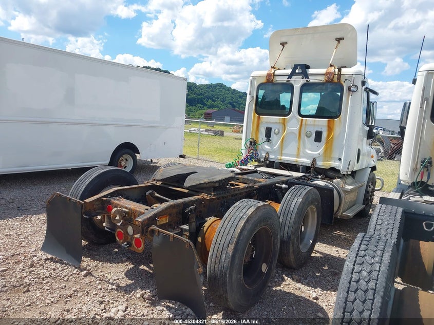 2015 Freightliner Cascadia 113 VIN 1FUJGBDV0FLBW4420 IAAI salvage auction — REAR END, Clear (Indiana), sold $25 on 2026-07-07 (photo 4)