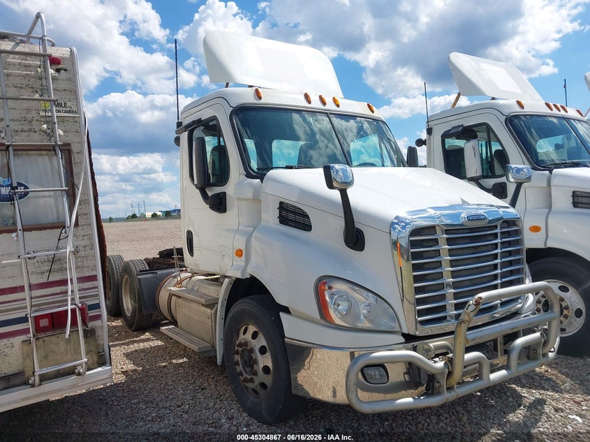 2015 Freightliner Cascadia 113 VIN 1FUJGBDV2FLBW4421 — IAAI salvage auction photo