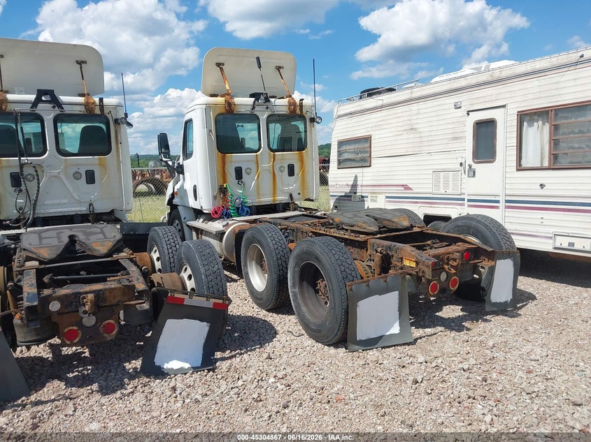 2015 Freightliner Cascadia 113 VIN 1FUJGBDV2FLBW4421 IAAI salvage auction — FRONT END, Clear (Indiana), sold $25 on 2026-07-07 (photo 3)