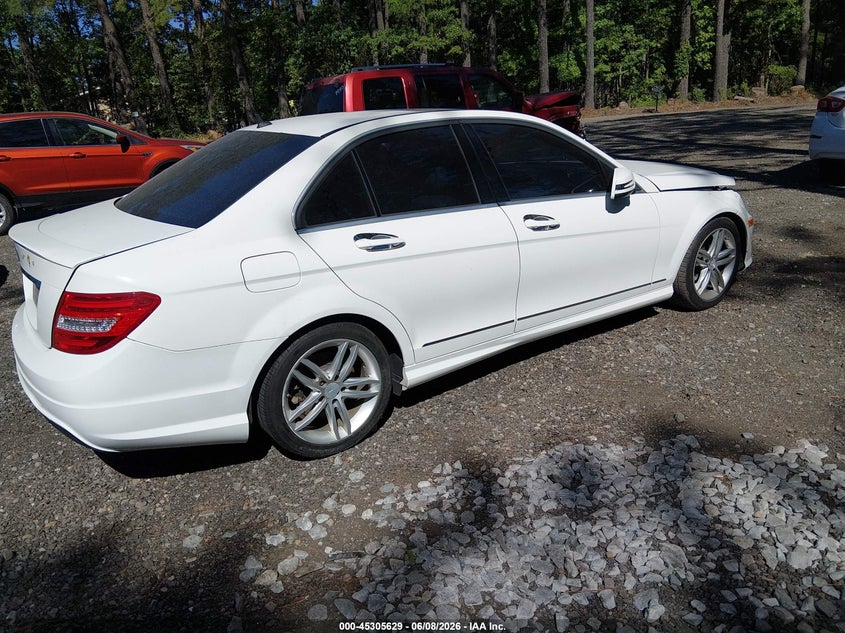 2014 Mercedes-benz C-klasse VIN WDDGF4HB6ER314478 IAAI salvage auction — NORMAL WEAR, Salvage Title, sold $375 on 2026-07-21 (photo 4)