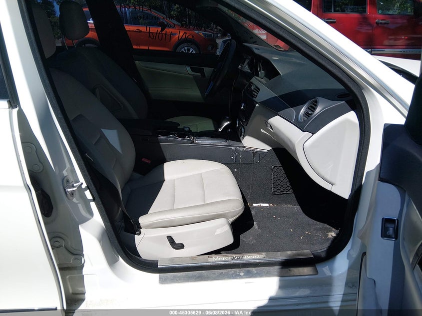 2014 Mercedes-benz C-klasse VIN WDDGF4HB6ER314478 IAAI salvage auction — NORMAL WEAR, Salvage Title, sold $375 on 2026-07-21 (photo 5)