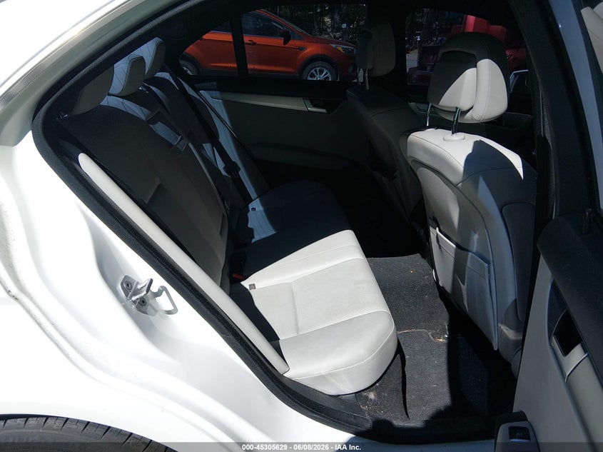 2014 Mercedes-benz C-klasse VIN WDDGF4HB6ER314478 IAAI salvage auction — NORMAL WEAR, Salvage Title, sold $375 on 2026-07-21 (photo 8)
