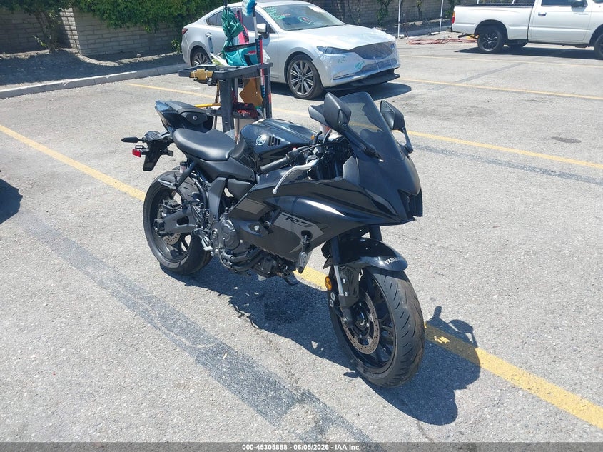 2025 Yamaha Yzf VIN JYARM38Y5SA004142 IAAI salvage auction — LEFT SIDE, Salvage Title, sold $2,800 on 2026-07-24 (photo 1)