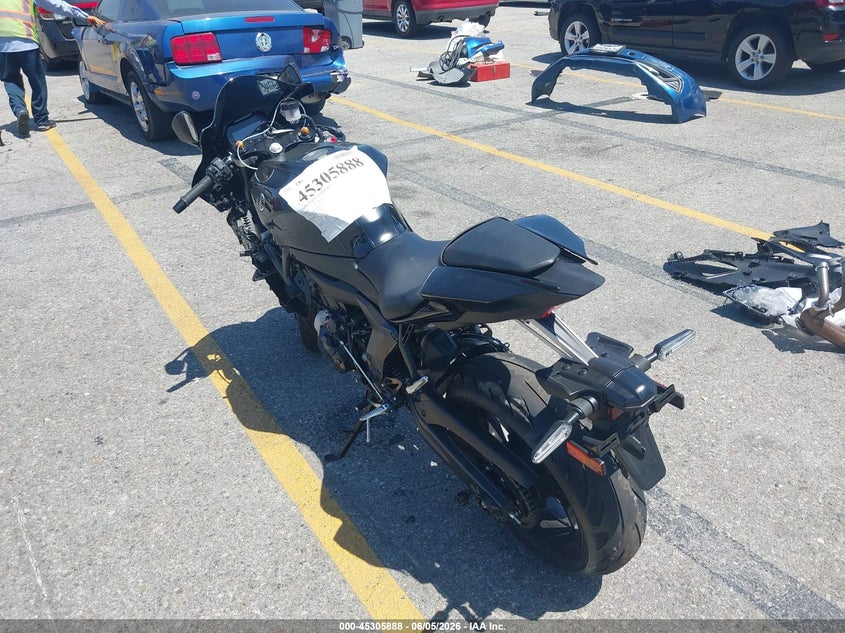 2025 Yamaha Yzf VIN JYARM38Y5SA004142 IAAI salvage auction — LEFT SIDE, Salvage Title, sold $2,800 on 2026-07-24 (photo 3)