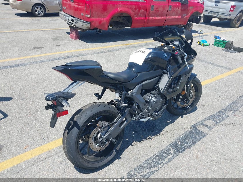 2025 Yamaha Yzf VIN JYARM38Y5SA004142 IAAI salvage auction — LEFT SIDE, Salvage Title, sold $2,800 on 2026-07-24 (photo 4)