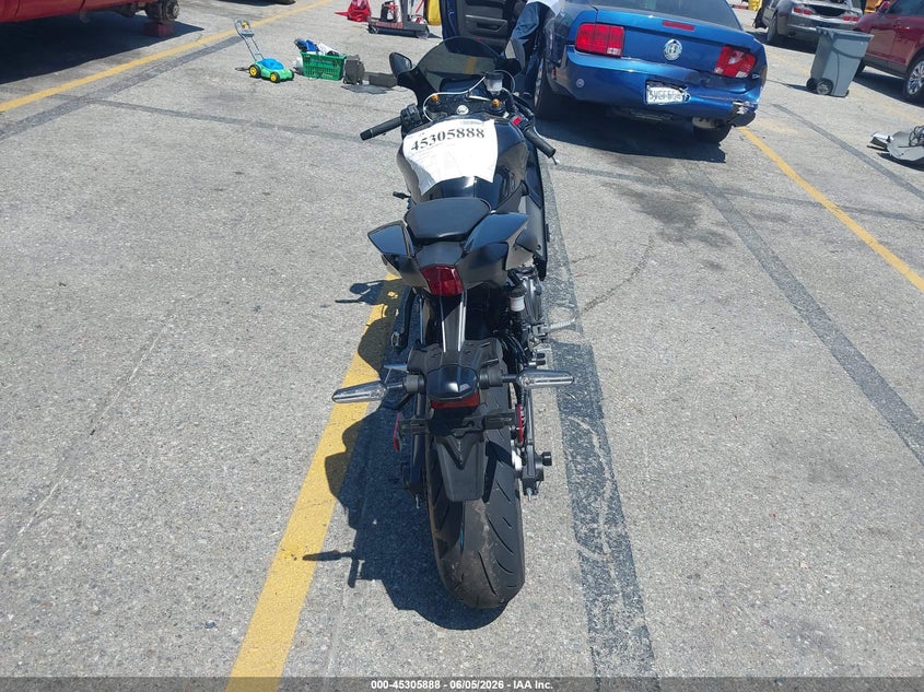 2025 Yamaha Yzf VIN JYARM38Y5SA004142 IAAI salvage auction — LEFT SIDE, Salvage Title, sold $2,800 on 2026-07-24 (photo 6)