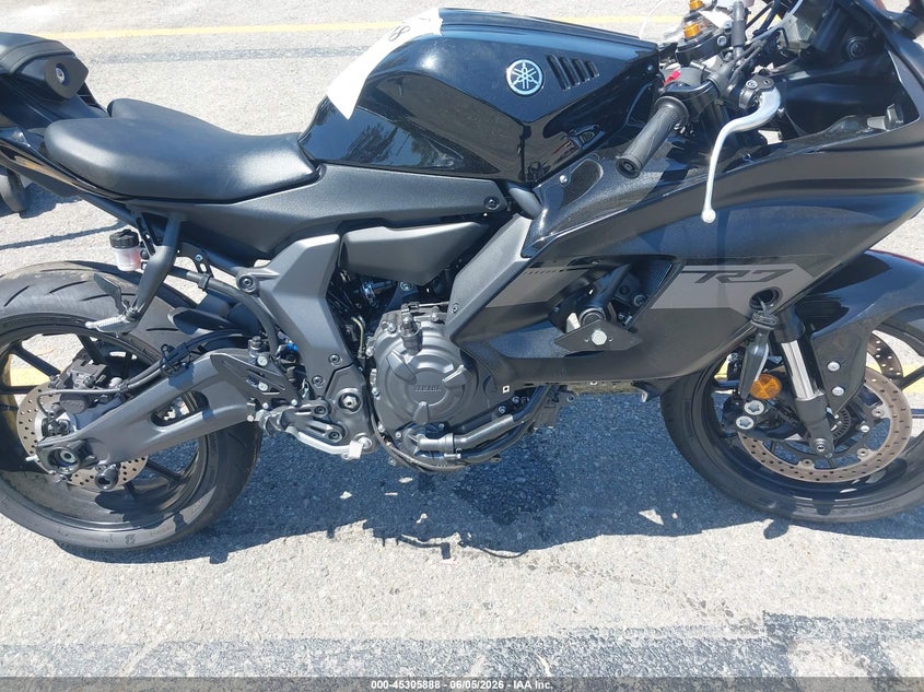 2025 Yamaha Yzf VIN JYARM38Y5SA004142 IAAI salvage auction — LEFT SIDE, Salvage Title, sold $2,800 on 2026-07-24 (photo 8)