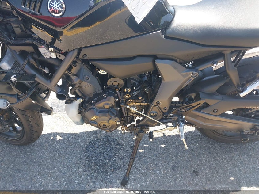 2025 Yamaha Yzf VIN JYARM38Y5SA004142 IAAI salvage auction — LEFT SIDE, Salvage Title, sold $2,800 on 2026-07-24 (photo 9)