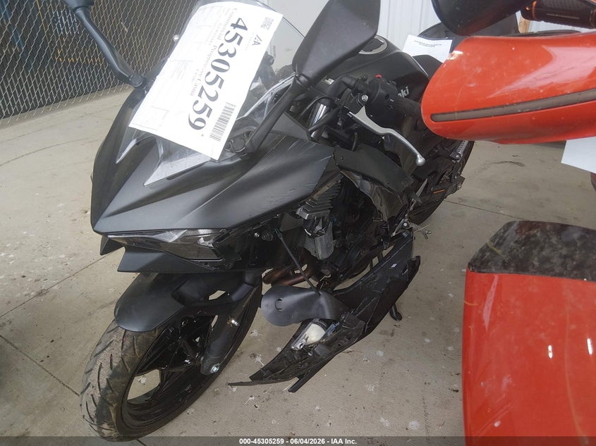 2026 Kawasaki Ninja VIN ML5EXGG17TDA92419 IAAI salvage auction — SIDE, Salvage Title, sold $975 on 2026-09-11 (photo 2)