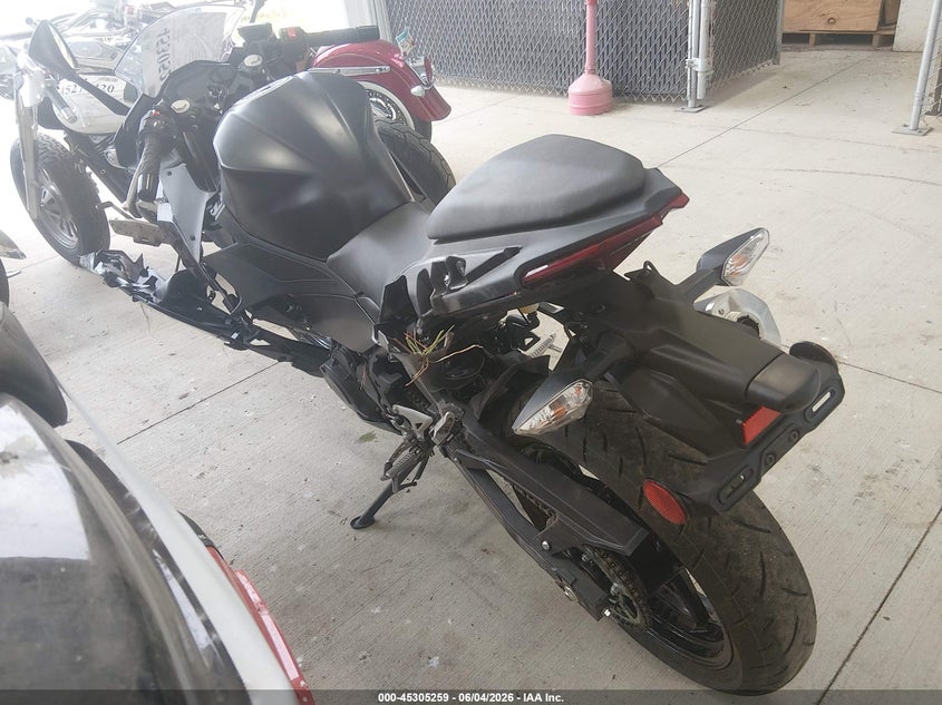 2026 Kawasaki Ninja VIN ML5EXGG17TDA92419 IAAI salvage auction — SIDE, Salvage Title, sold $975 on 2026-09-11 (photo 3)