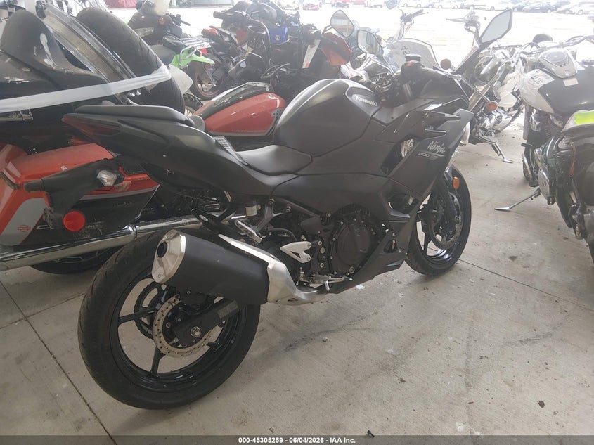 2026 Kawasaki Ninja VIN ML5EXGG17TDA92419 IAAI salvage auction — SIDE, Salvage Title, sold $975 on 2026-09-11 (photo 4)