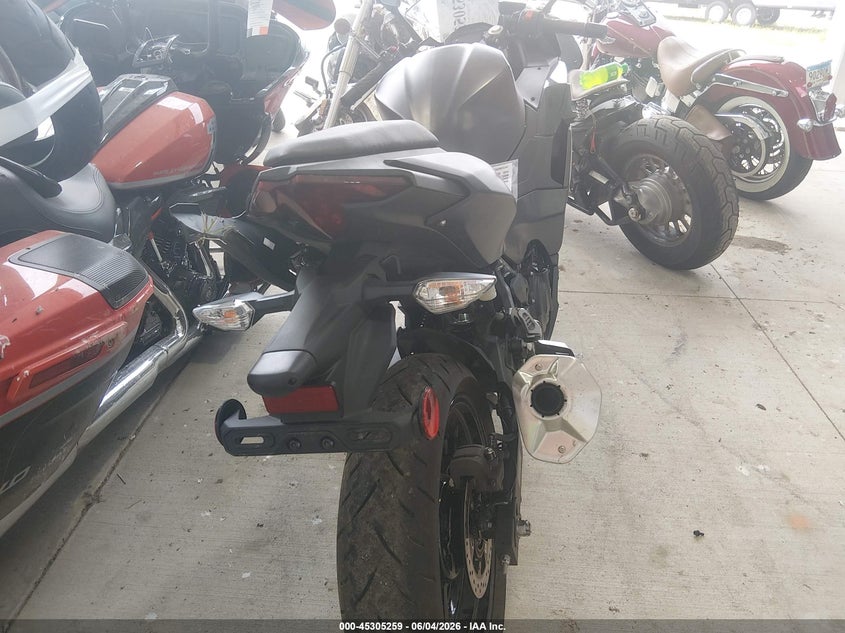 2026 Kawasaki Ninja VIN ML5EXGG17TDA92419 IAAI salvage auction — SIDE, Salvage Title, sold $975 on 2026-09-11 (photo 6)