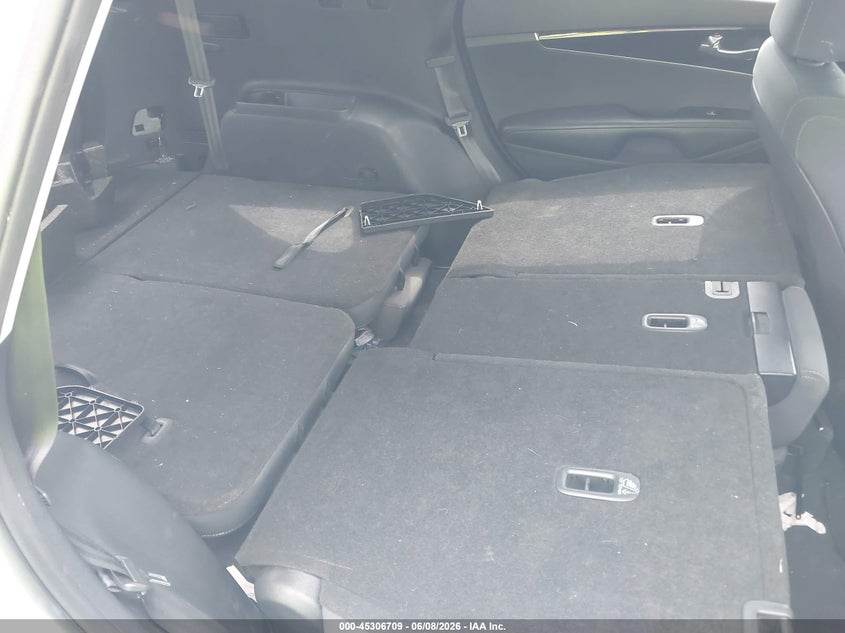 2019 Kia Sorento VIN 5XYPG4A37KG536435 IAAI salvage auction — VANDALISM, Salvage Title, sold $2,875 on 2026-07-15 (photo 8)