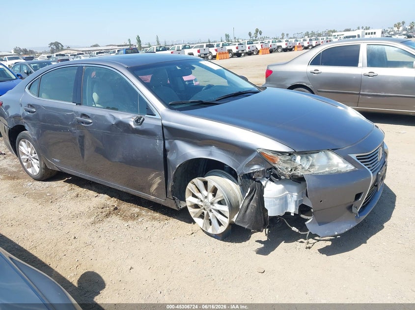 2013 Lexus ES VIN JTHBW1GG0D2015624 IAAI salvage auction — SIDE, Salvage Title, sold $1,800 on 2026-07-29 (photo 1)