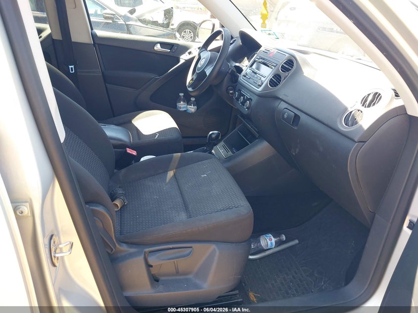 2011 Volkswagen Tiguan VIN WVGAV7AX8BW552383 IAAI salvage auction — NORMAL WEAR, Clear (New York), sold $450 on 2026-07-07 (photo 5)