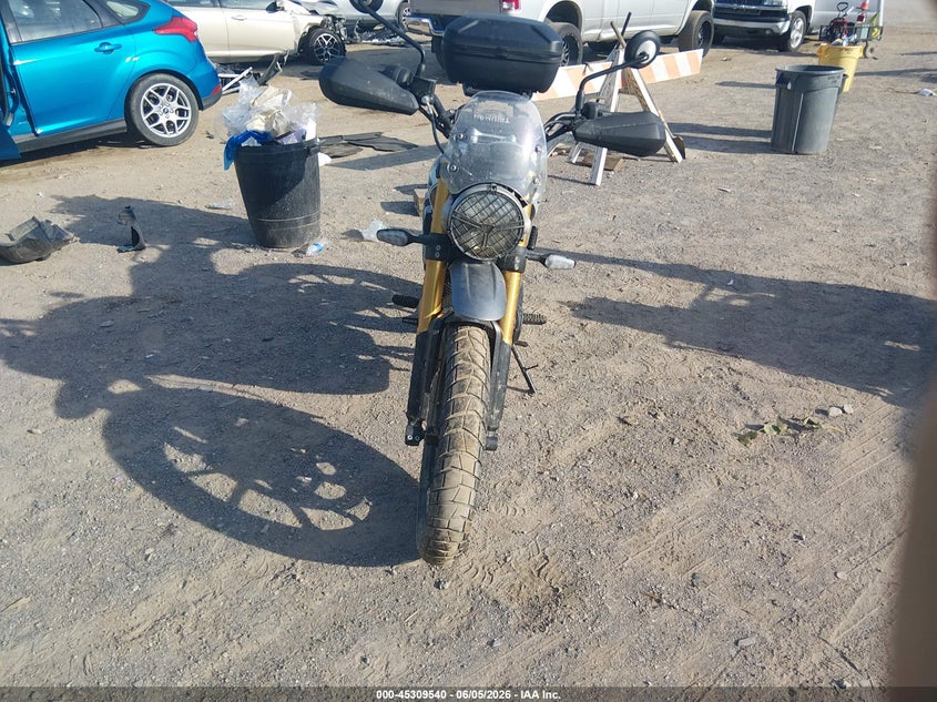 2025 Triumph motorcycle Scrambler VIN SMTT147YXSNA29951 IAAI salvage auction — WATER/FLOOD, Salvage (Tennessee), sold $1,300 on 2026-07-09 (photo 5)