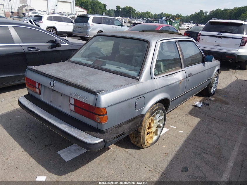 1987 BMW 3er VIN WBAAB540XH9803666 IAAI salvage auction — NORMAL WEAR, Clear-Dealer Only (North Carolina), sold $325 on 2026-07-20 (photo 4)