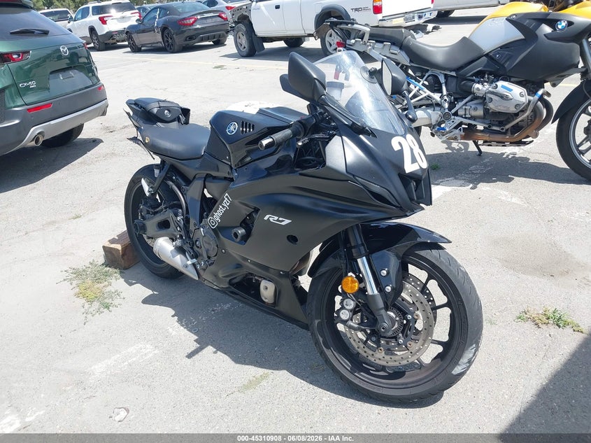 2025 Yamaha Yzf VIN JYARM38Y5SA004268 IAAI salvage auction — LEFT & RIGHT, Salvage Title, sold $2,700 on 2026-07-09 (photo 1)