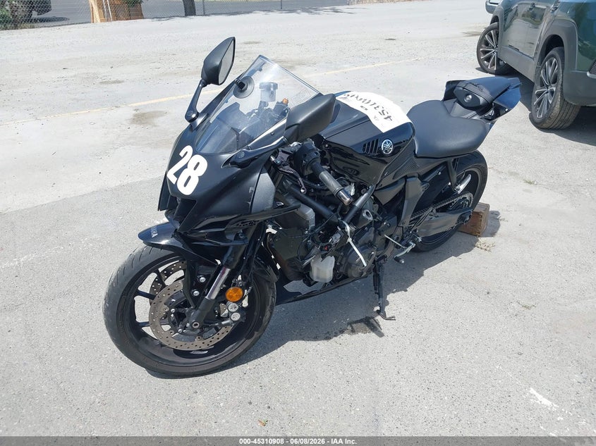 2025 Yamaha Yzf VIN JYARM38Y5SA004268 IAAI salvage auction — LEFT & RIGHT, Salvage Title, sold $2,700 on 2026-07-09 (photo 2)