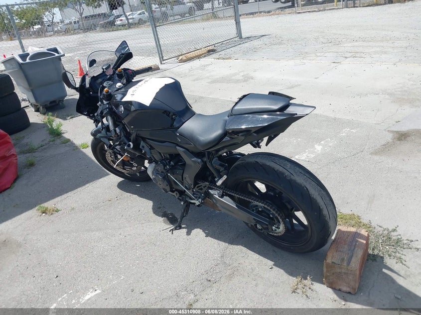 2025 Yamaha Yzf VIN JYARM38Y5SA004268 IAAI salvage auction — LEFT & RIGHT, Salvage Title, sold $2,700 on 2026-07-09 (photo 3)