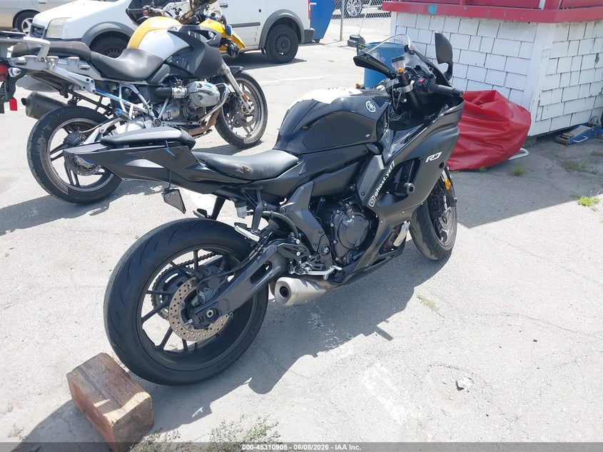 2025 Yamaha Yzf VIN JYARM38Y5SA004268 IAAI salvage auction — LEFT & RIGHT, Salvage Title, sold $2,700 on 2026-07-09 (photo 4)