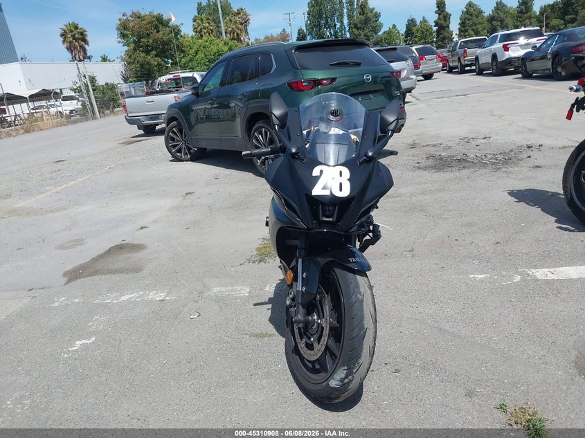 2025 Yamaha Yzf VIN JYARM38Y5SA004268 IAAI salvage auction — LEFT & RIGHT, Salvage Title, sold $2,700 on 2026-07-09 (photo 5)