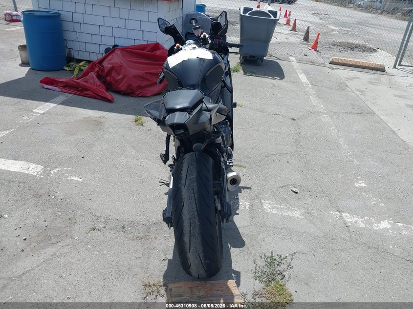 2025 Yamaha Yzf VIN JYARM38Y5SA004268 IAAI salvage auction — LEFT & RIGHT, Salvage Title, sold $2,700 on 2026-07-09 (photo 6)